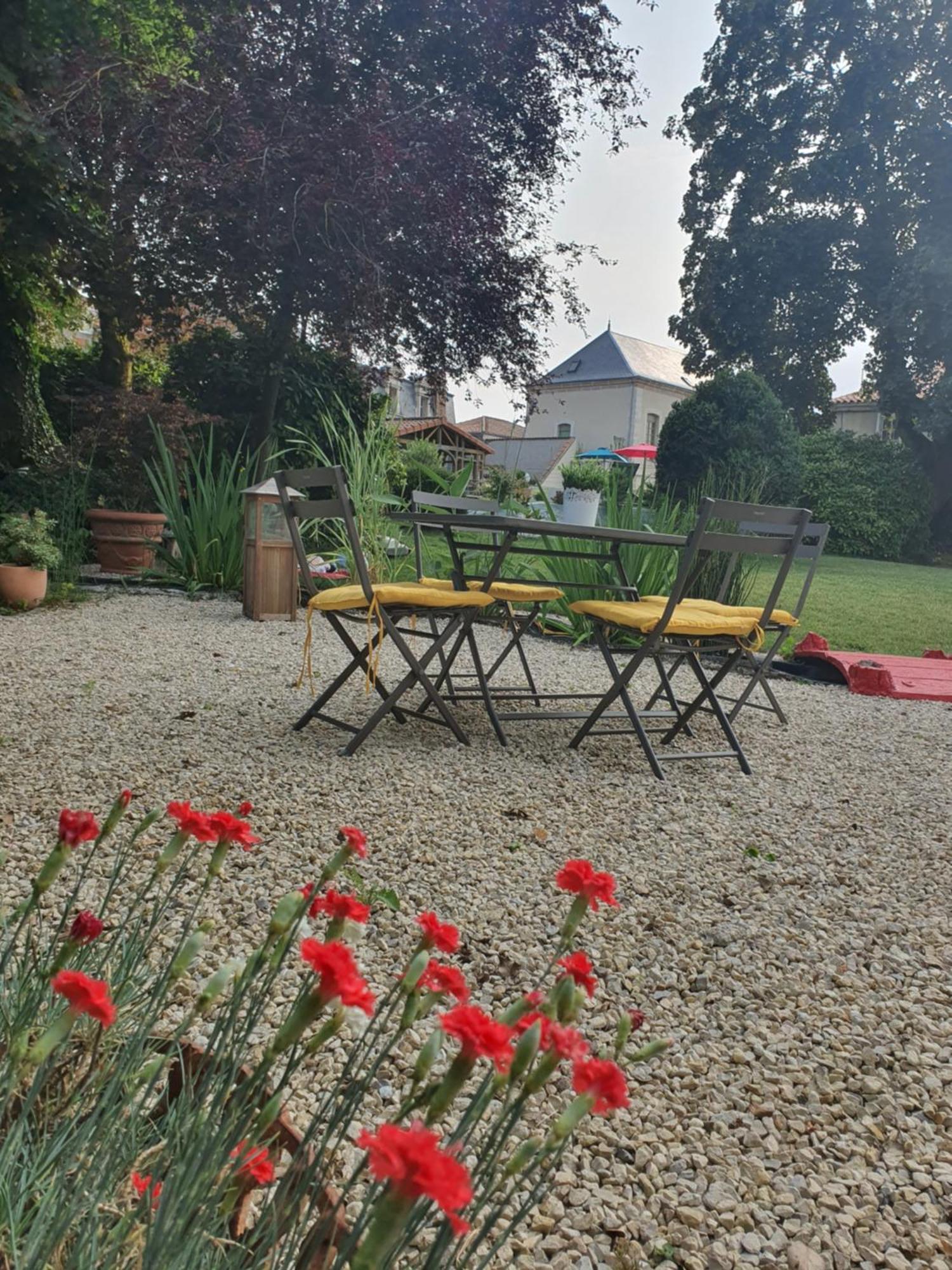Bed and Breakfast Les 5 Escales Parthenay Exterior foto